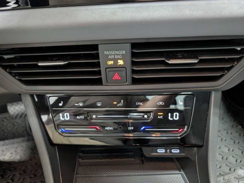 Used 2025 Volkswagen Jetta SE FWD image 30