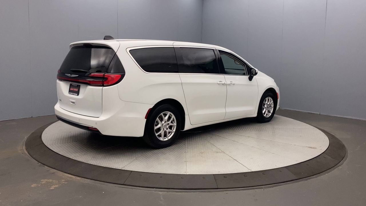 Used 2023 Chrysler Pacifica Touring-L FWD image 5