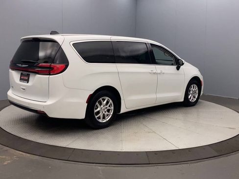 Used 2023 Chrysler Pacifica Touring-L FWD image 5