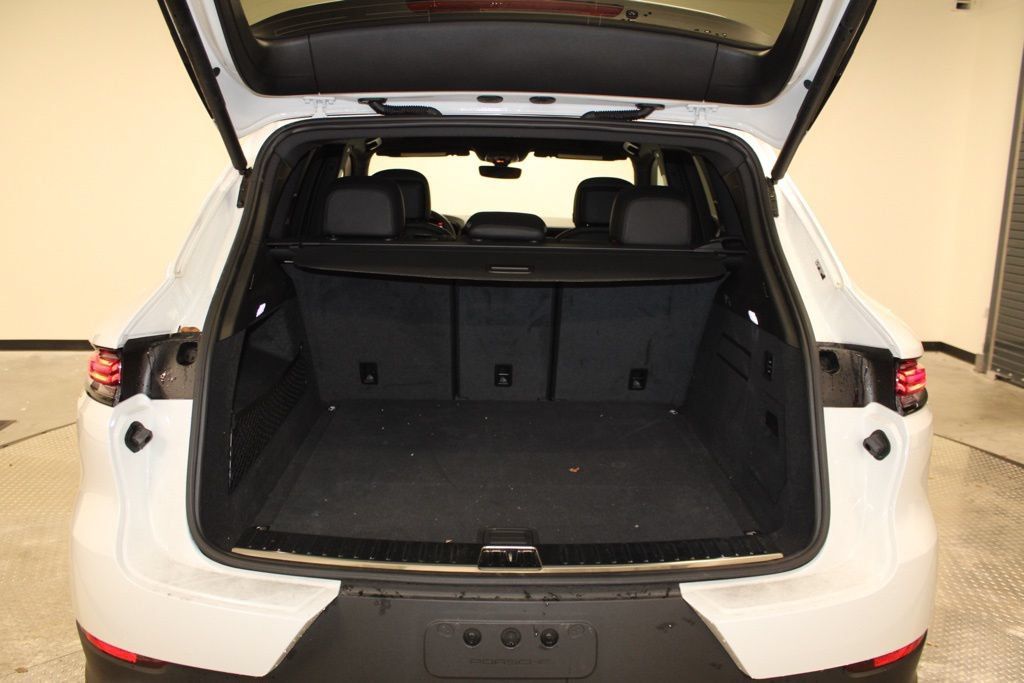 Certified 2025 Porsche Cayenne AWD/4WD image 36