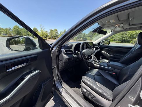 Used 2021 Toyota Highlander XLE FWD image 12