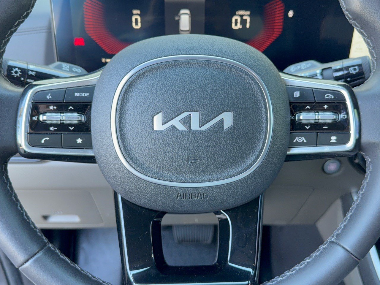 Used 2025 Kia Carnival FWD image 10