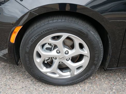 Used 2023 Chrysler Pacifica Limited FWD image 8