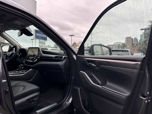 Used 2025 Toyota Highlander Limited image 11