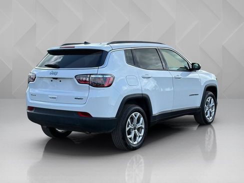 Used 2025 Jeep Compass Latitude AWD/4WD image 5