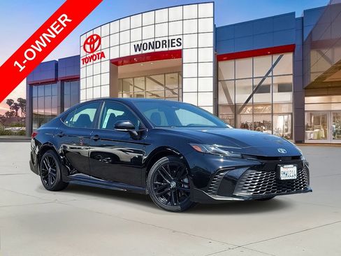 Used 2025 Toyota Camry SE FWD image 1