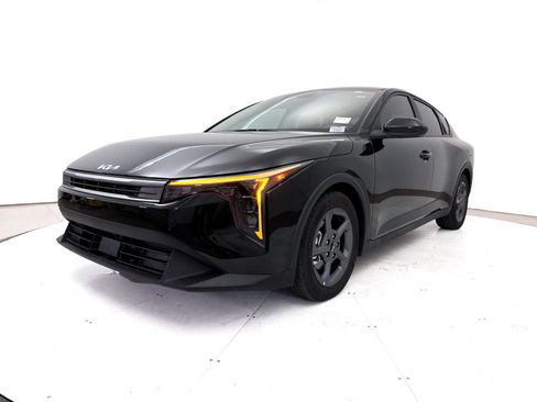 Certified 2025 Kia K4 FWD image 12