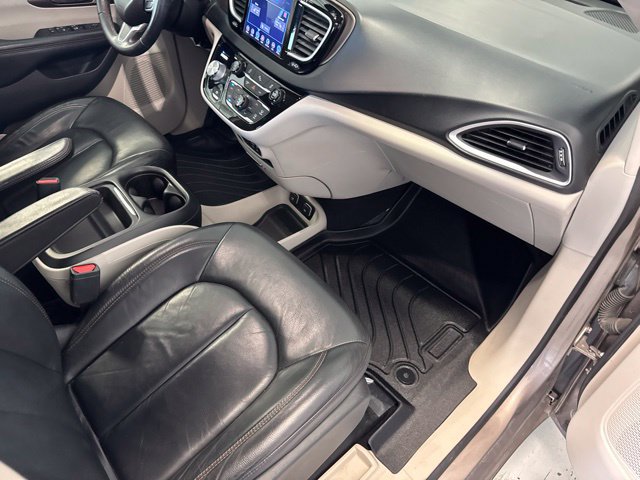 Used 2017 Chrysler Pacifica Touring-L FWD image 26