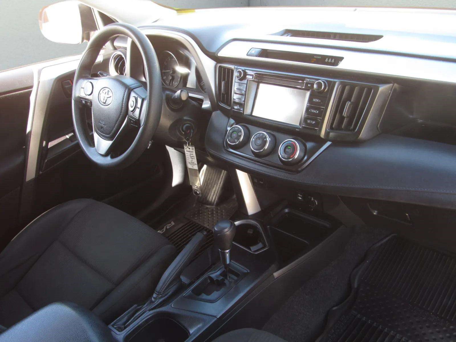 Used 2018 Toyota RAV4 LE FWD image 9