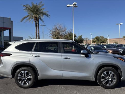 Certified 2024 Toyota Highlander XLE image 4