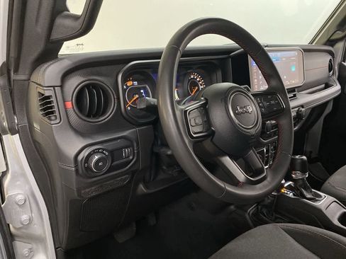 Used 2024 Jeep Wrangler Unlimited Rubicon image 2