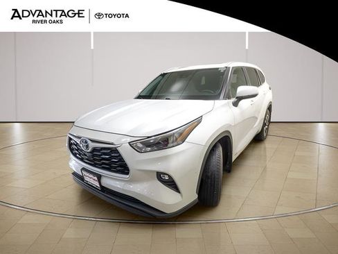 Used 2024 Toyota Highlander XLE AWD/4WD image 4
