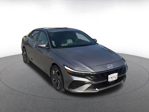 Used 2025 Hyundai Elantra Limited image 3