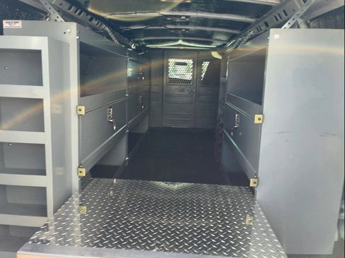 Used 2017 Chevrolet Express 2500 Extended RWD image 5