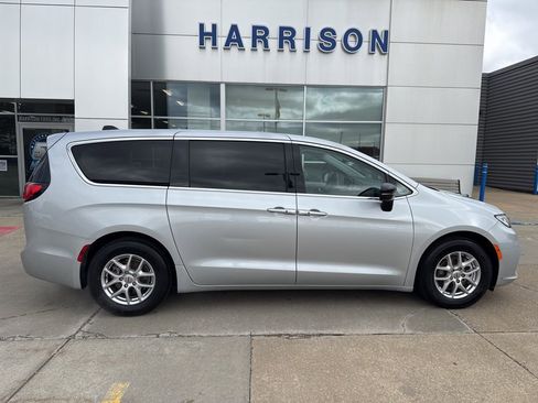 Used 2024 Chrysler Pacifica Touring-L image 4