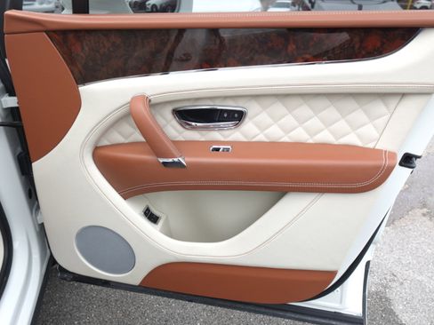 Used 2018 Bentley Bentayga Mulliner image 15