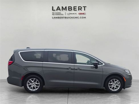 Used 2025 Chrysler Pacifica Select FWD image 6