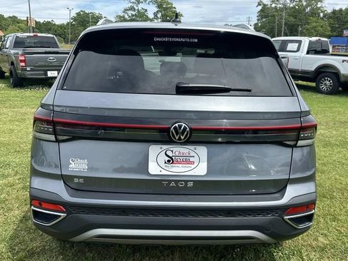 Used 2025 Volkswagen Taos SE FWD image 4
