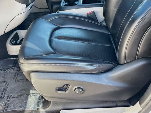 Used 2023 Chrysler Pacifica Touring-L FWD image 18
