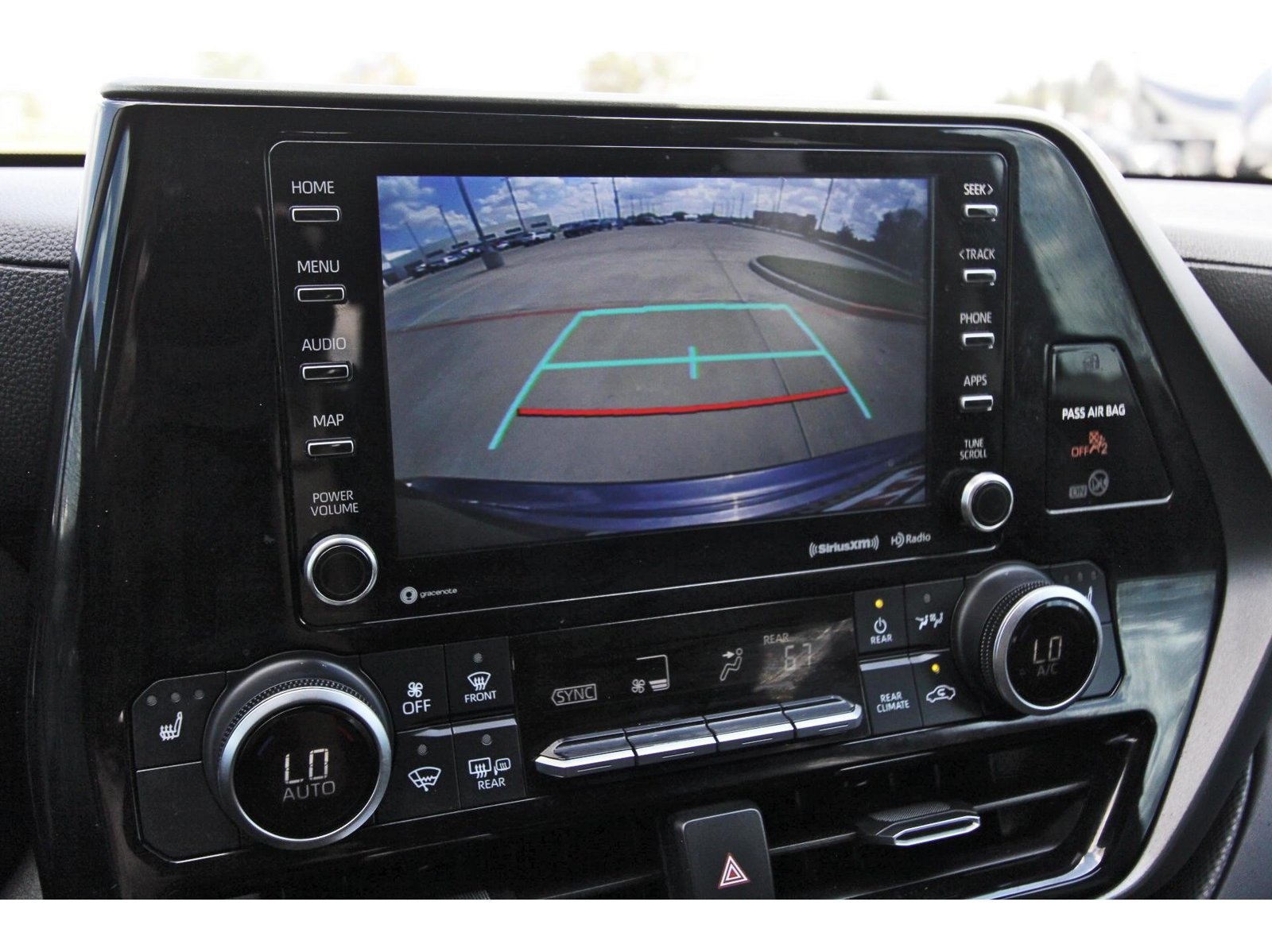 Used 2020 Toyota Highlander XLE AWD/4WD image 27