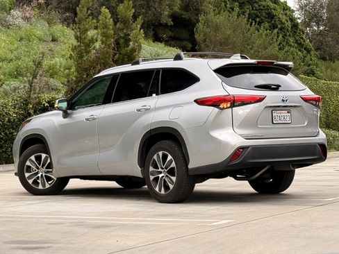 Used 2022 Toyota Highlander XLE image 2