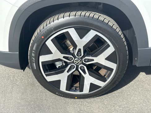 Used 2023 Volkswagen Taos SEL image 4