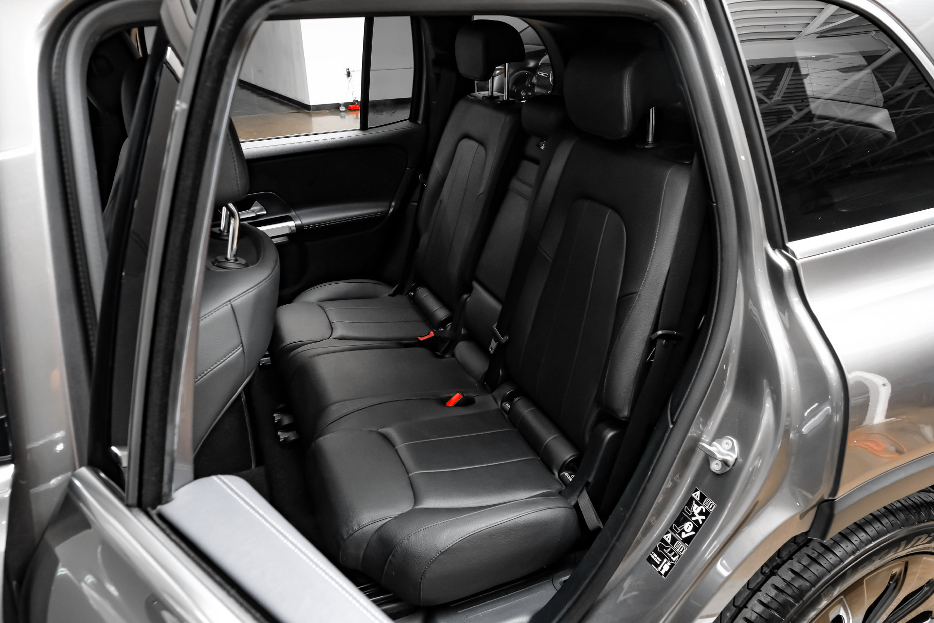 Used 2023 Mercedes-Benz GLB 250 w/ Premium Package image 40
