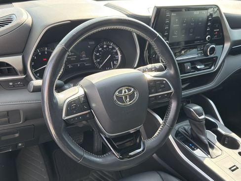 Used 2020 Toyota Highlander XLE FWD image 17