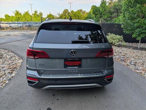 Used 2023 Volkswagen Taos SE w/ Panoramic Sunroof Package FWD image 4