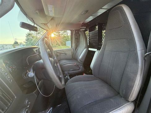 Used 2018 Chevrolet Express 2500 w/ Driver Convenience Package RWD image 15