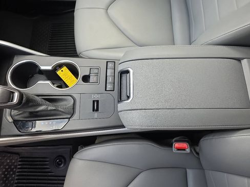 Used 2021 Toyota Highlander XLE FWD image 13
