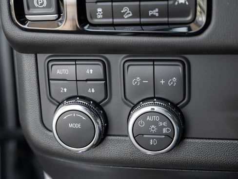 Used 2025 GMC Yukon AT4 AWD/4WD image 35