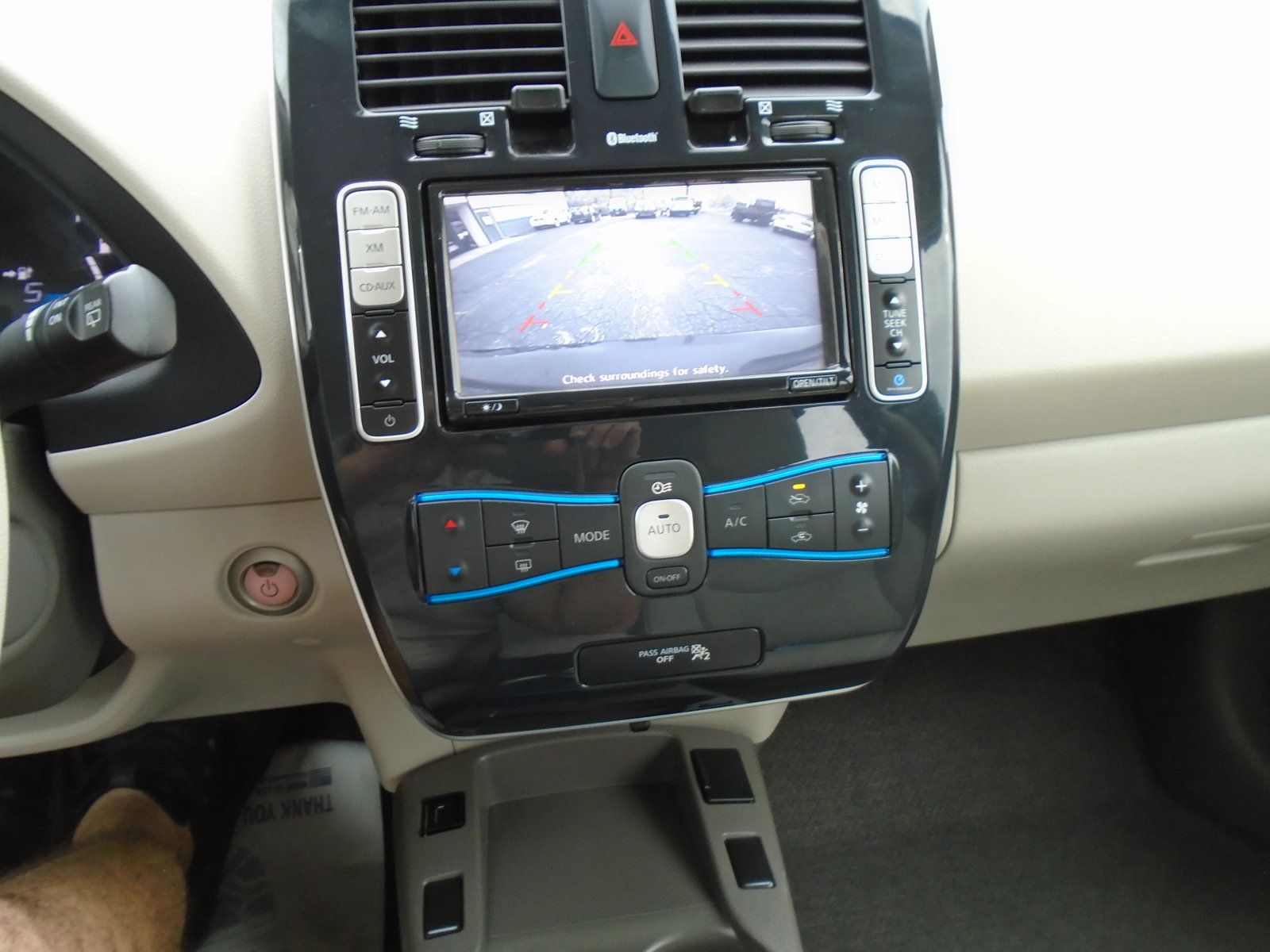 Used 2011 Nissan Leaf w/ Eco Design Pkg FWD image 18