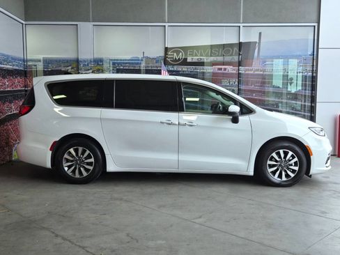 Used 2023 Chrysler Pacifica Touring-L FWD image 4
