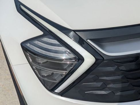 Used 2025 Kia Sportage LX FWD image 9