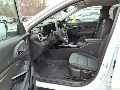 New 2026 Chevrolet Trax LT w/ LT Convenience Package FWD image 9