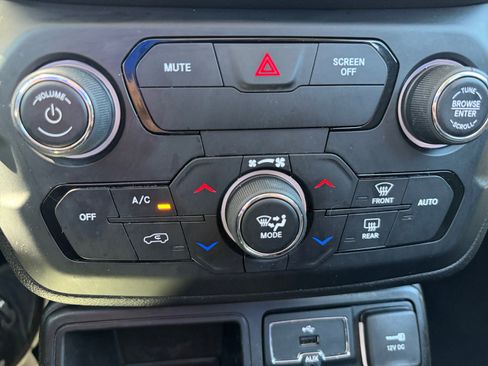 Used 2020 Jeep Renegade Latitude w/ Popular Equipment Group FWD image 24