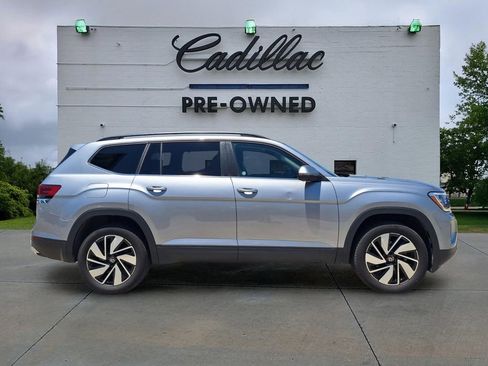 Used 2025 Volkswagen Atlas SE FWD image 2
