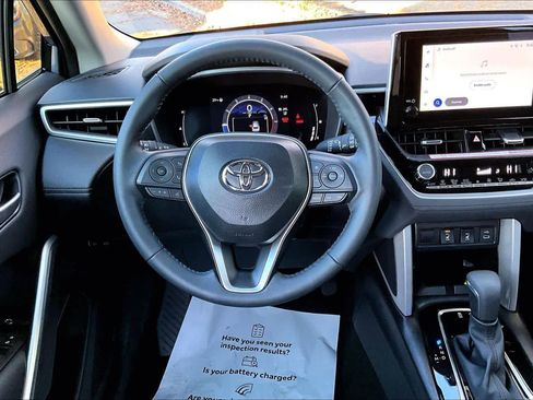 Certified 2025 Toyota Corolla Cross XLE image 6