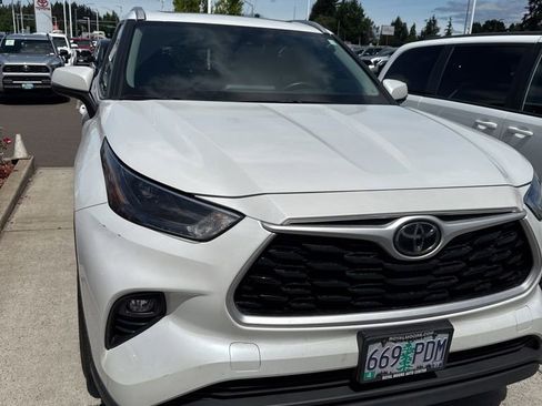 Used 2023 Toyota Highlander XLE FWD image 1