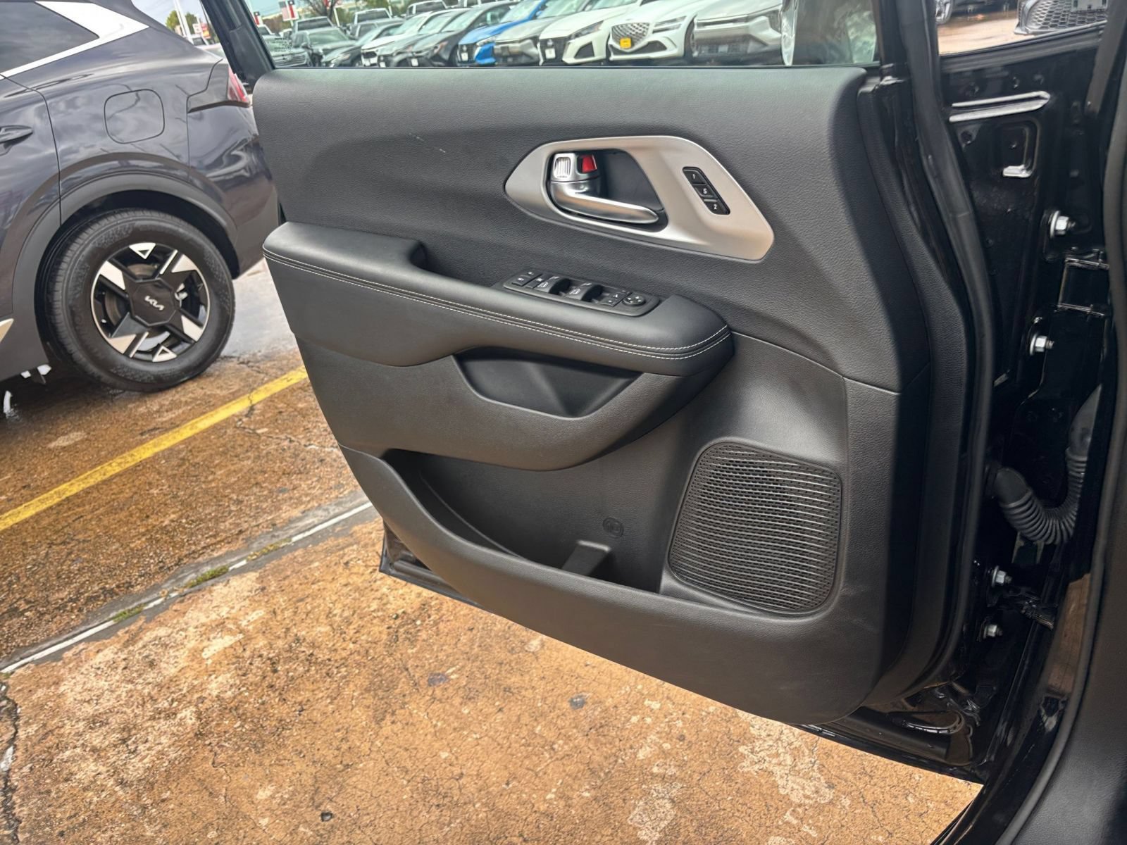 Used 2025 Chrysler Pacifica Limited FWD image 18