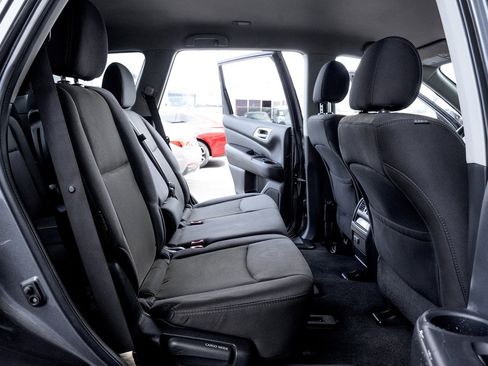 Used 2019 Nissan Pathfinder SV image 16