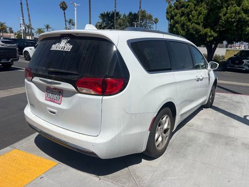 Used 2018 Chrysler Pacifica Touring-L w/ Tire & Wheel Group FWD image 5