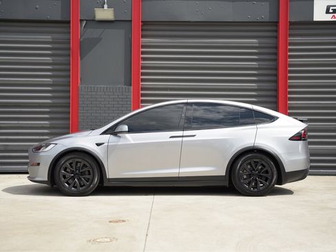 Used 2024 Tesla Model X image 2