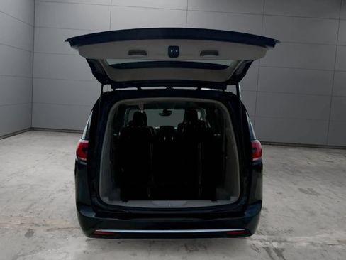 Used 2022 Chrysler Pacifica Touring-L w/ Uconnect Theater Family Group FWD image 5
