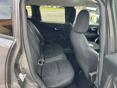 Used 2021 Jeep Renegade Latitude w/ Luxury Group I image 7