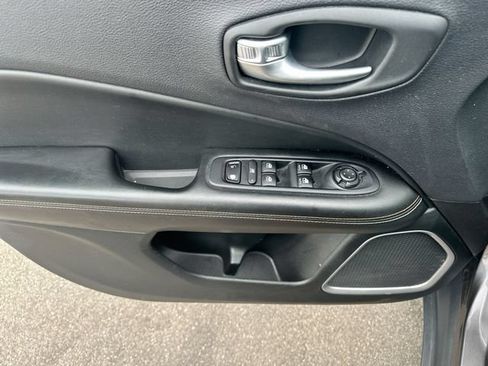 Used 2018 Jeep Compass Latitude w/ Cold Weather Group FWD image 15