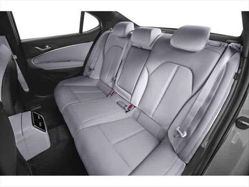 Used 2024 Genesis G70 2.5T image 9