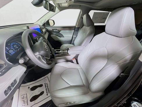 New 2026 Toyota Highlander Limited image 17