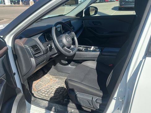 Used 2023 Nissan Rogue S image 8